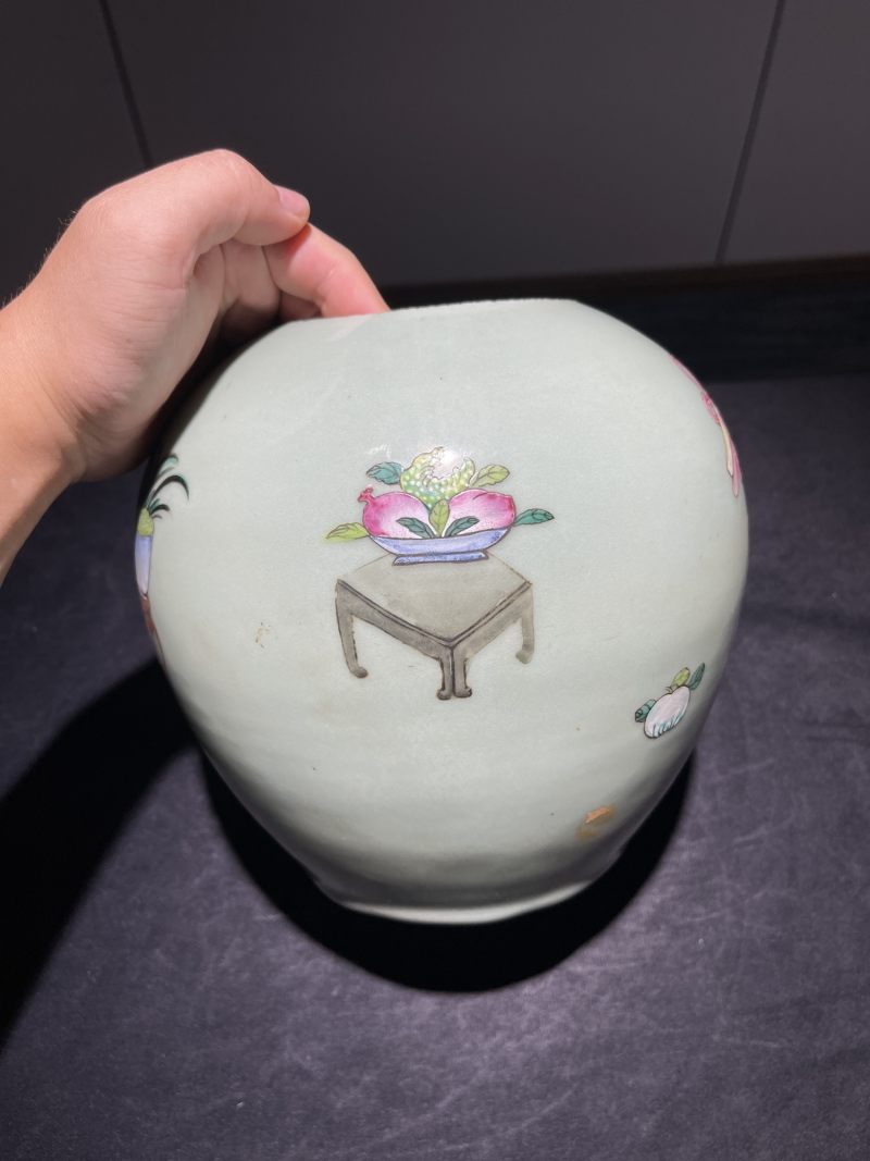清乾隆 豆青粉彩博古纹罐 - 图3