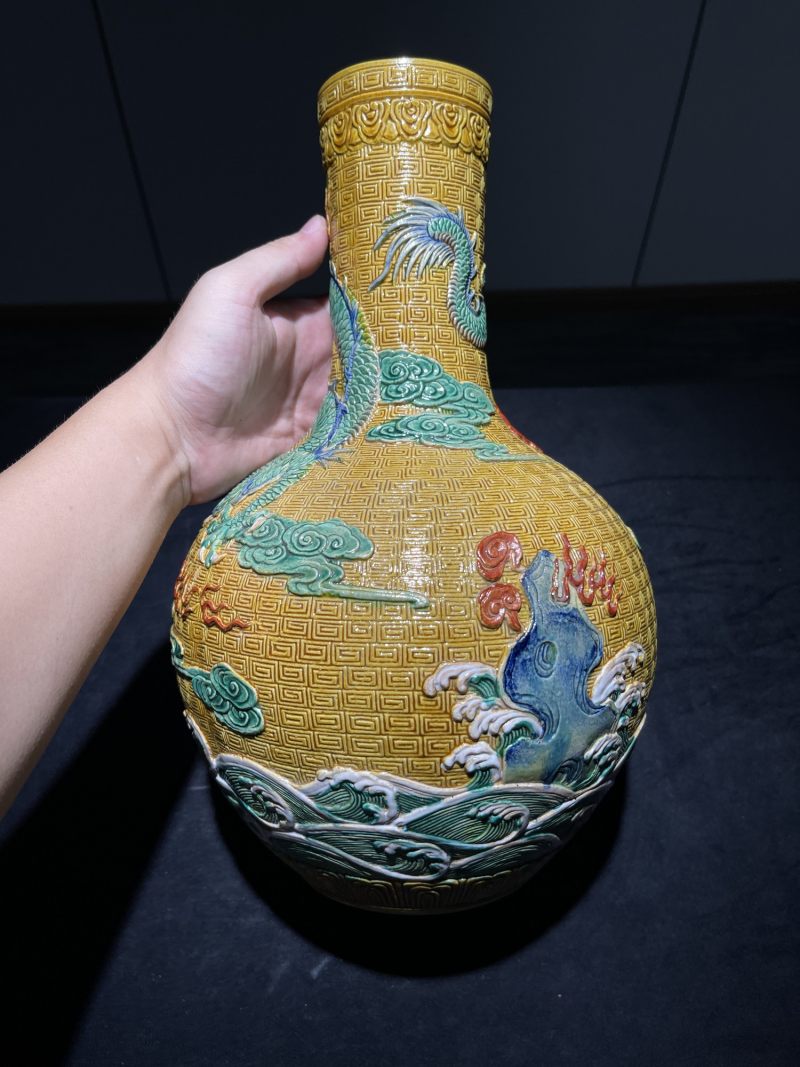民国 雕瓷鱼化龙纹天球瓶 - 图3