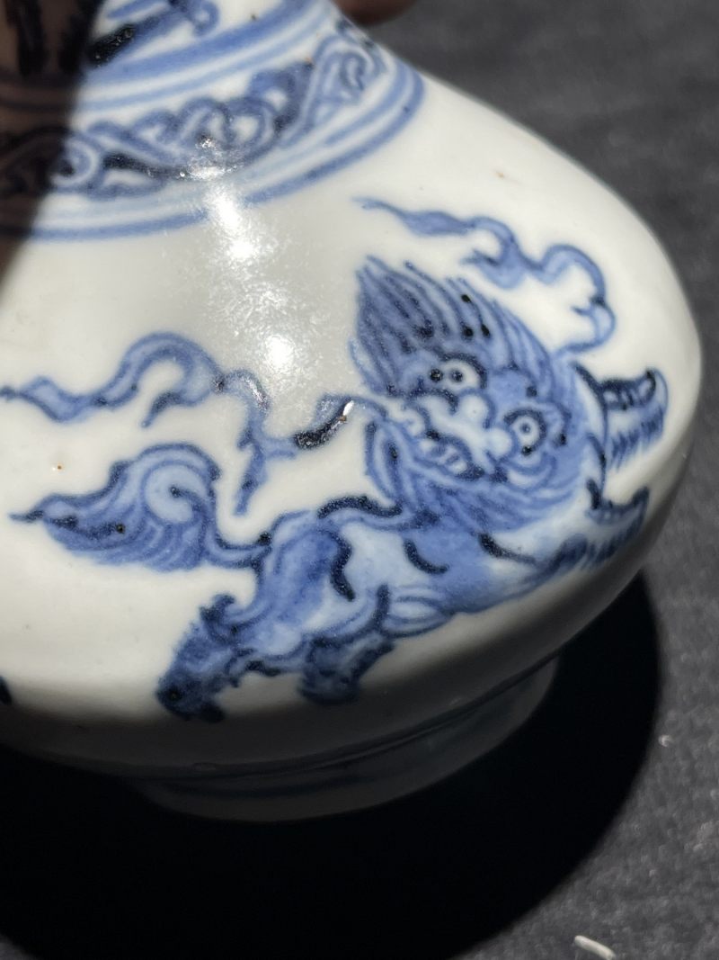 明成化 青花狮子纹长颈瓶 - 图7