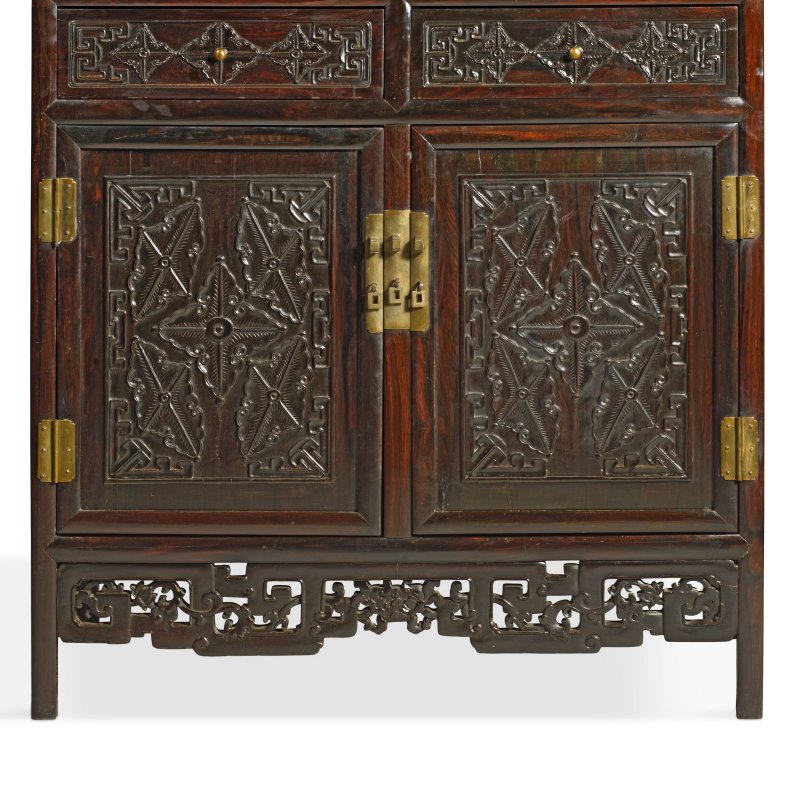 清乾隆/嘉慶 紫檀拼硬木髹金漆山水圖亮格櫃一對 | A MAGNIFICENT AND RARE PAIR OF GILT-LACQUERED ZITAN AND HARDWOOD DISPLAY CABINETS, DUOBAO'GE - 图11