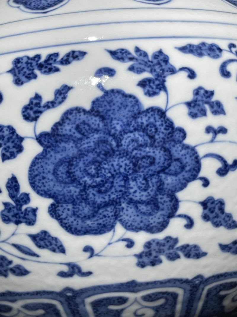 清同治 青花缠枝莲纹赏瓶 - 图7