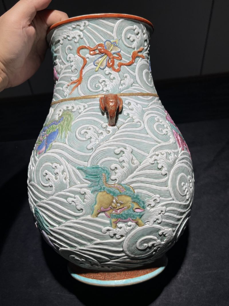 清中期 雕瓷粉彩描金海水狮子纹象耳尊 - 图4