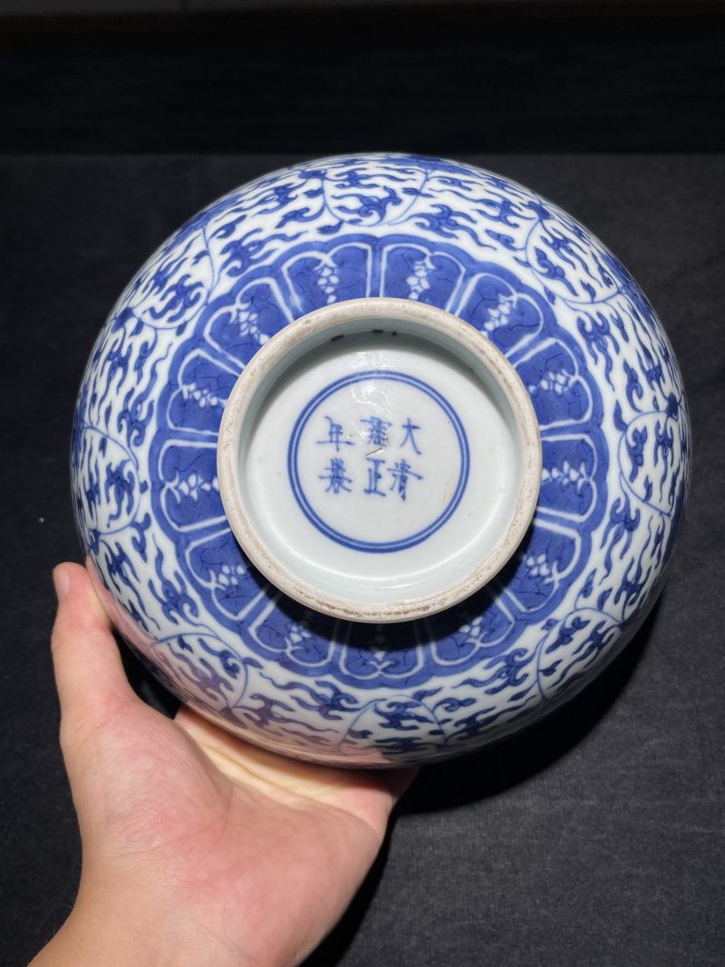 清雍正 青花莲托八宝纹大碗 - 图8