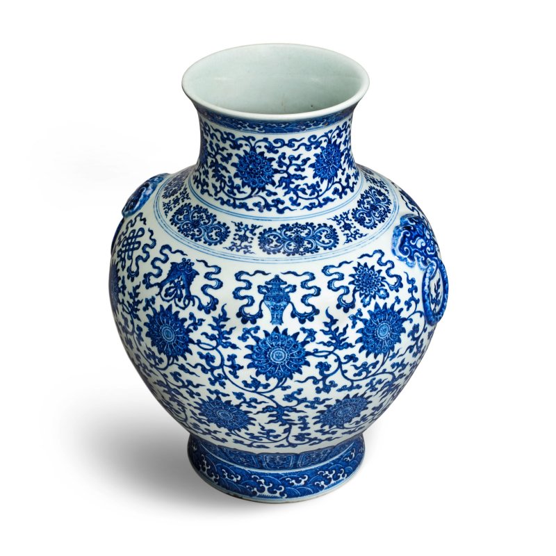 清乾隆 青花纏枝蓮八吉祥紋鋪首耳壺 | A VERY RARE LARGE IMPERIAL MING-STYLE BLUE AND WHITE 'BAJIXIANG' VASE, HU - 图18