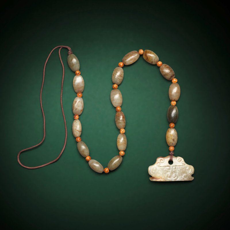 新石器時代及其後 玉獸面紋佩及珠一串 | A STRAND OF OVOID JADE BEADS AND A JADE BEAST-MASK PENDANT - 图3