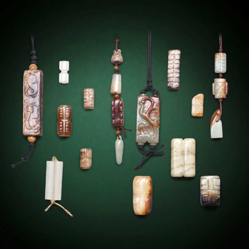 明/清及更早 玉琮式管、司南佩及印章等一組 | A GROUP OF JADE CONG-TYPE, SINAN-SHAPED, AND SEAL CARVINGS - 图1