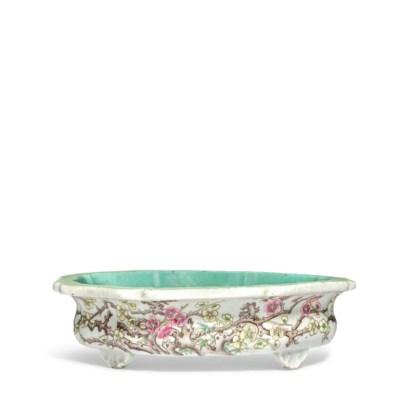 十九世紀 粉彩八邊形花口座 | A FAMILLE ROSE OCTAGONAL FLOWER-FORM PLANTER STAND - 图1