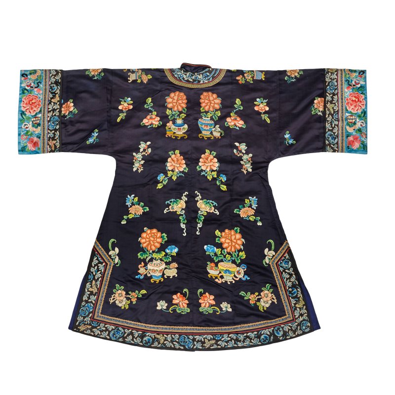 十九世紀 石青地緞綉女袍 | A MIDNIGHT BLUE GROUND EMBROIDERED LADY'S ROBE - 图2