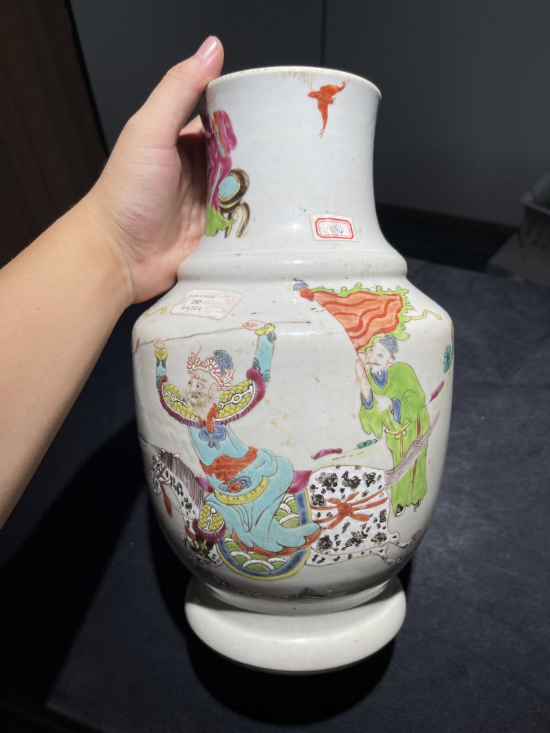 清雍正 粉彩人物瓶两件 - 图8