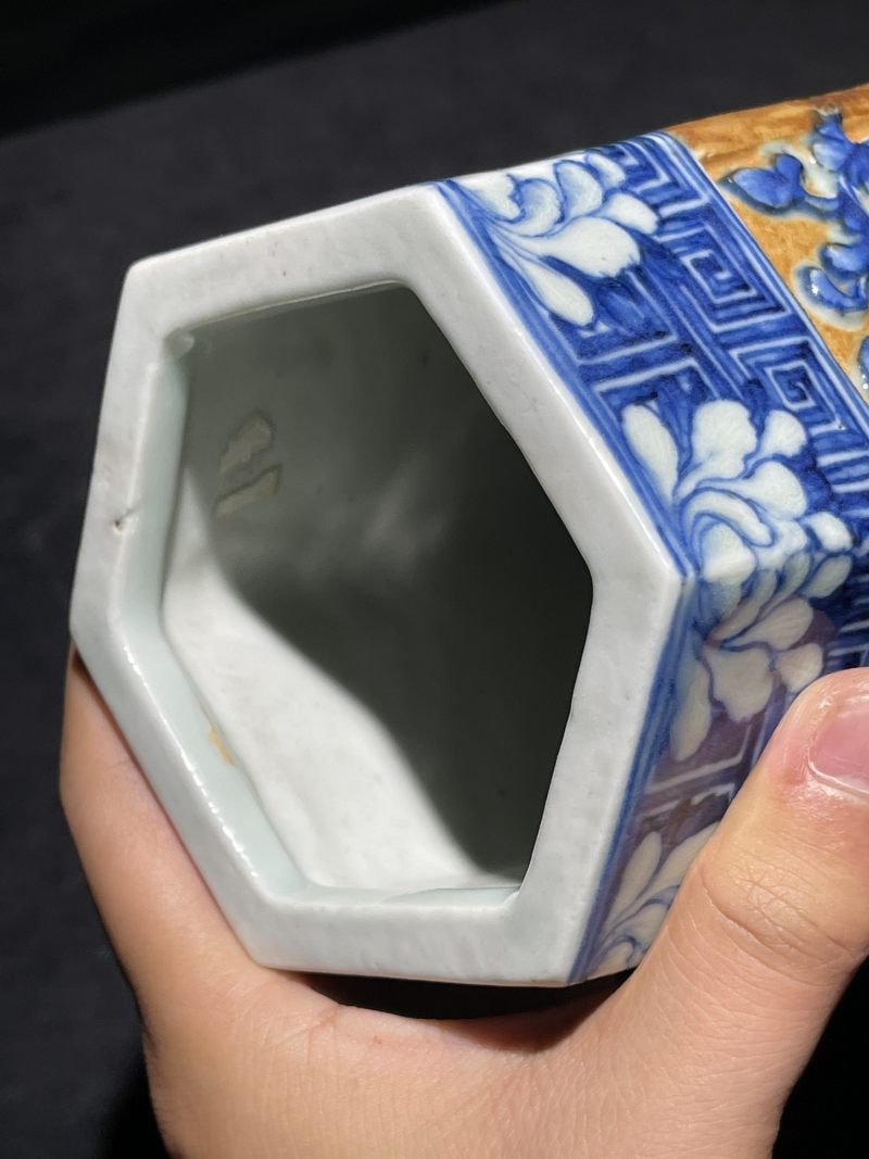 清中期 紫金地青花堆塑花卉纹六方橄榄瓶一对 - 图9