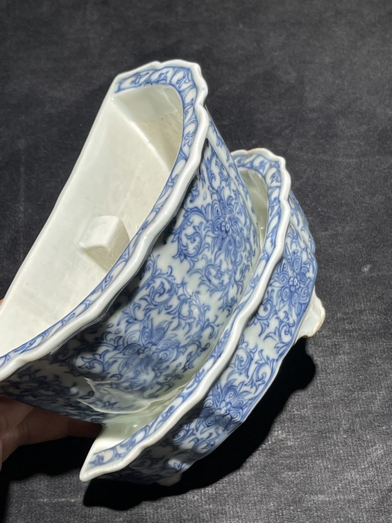 清中期 青花缠枝莲壁瓶一对 - 图14