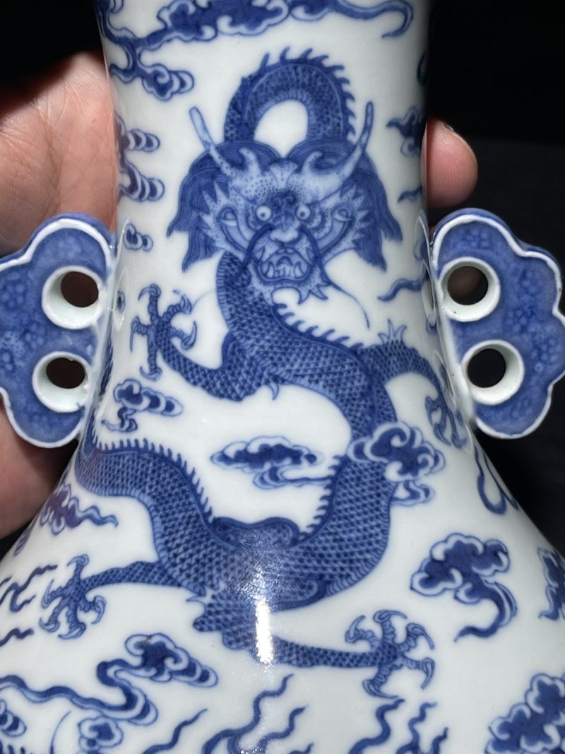 清代 青花云龙纹双耳瓶 - 图6