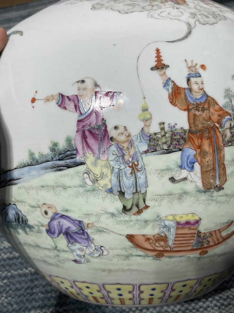 民国 粉彩婴戏纹大天球瓶 - 图6