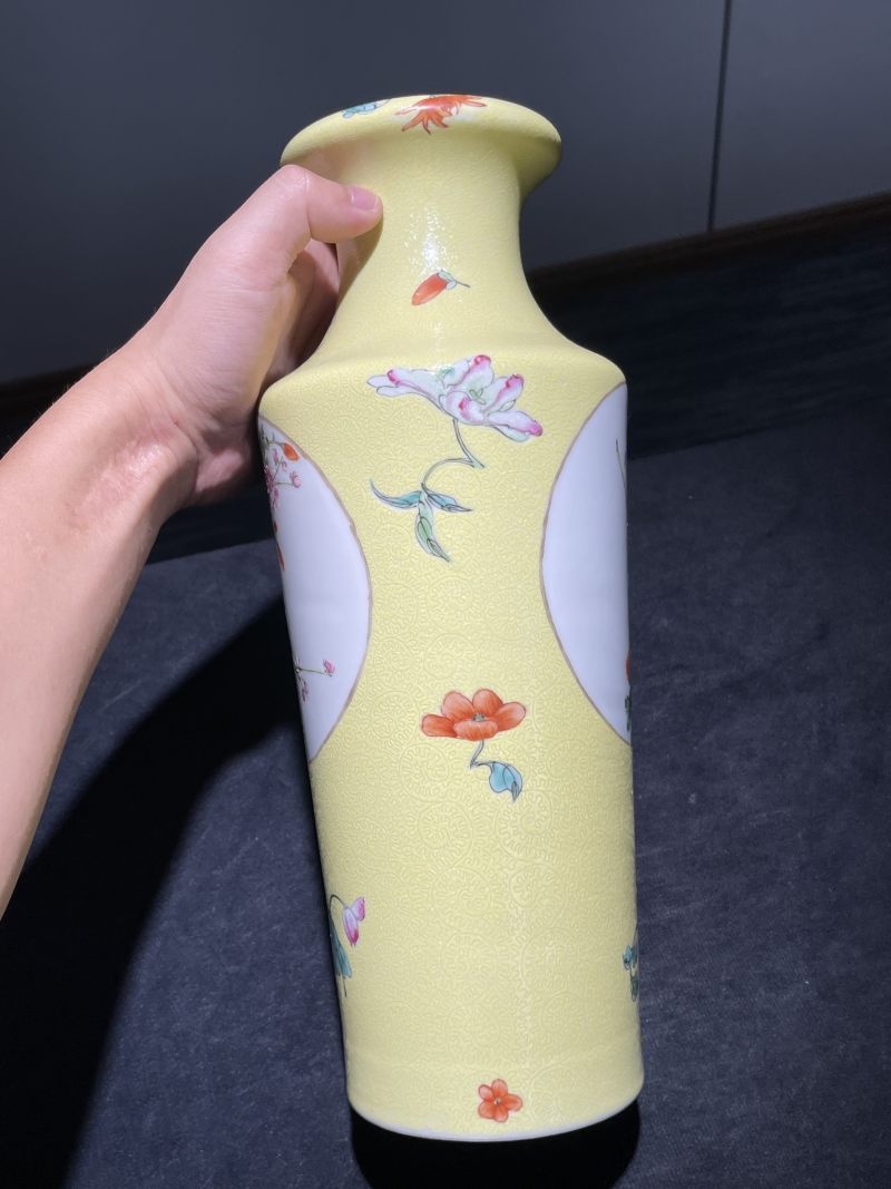 民国 黄地轧道粉彩花鸟纹洗口瓶一对 - 图5