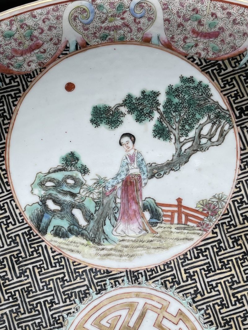 清晚期 粉彩万字锦地开光人物故事纹大盘 - 图3