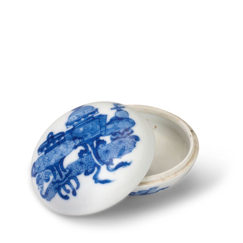 清康熙 青花博古圖印泥盒及蓋 | A BLUE AND WHITE 'HUNDRED ANTIQUES' SEAL PASTE BOX AND COVER - 图3