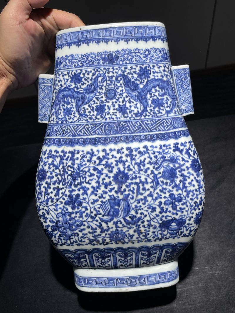 清乾隆 青花龙穿花纹穿带尊 - 图3