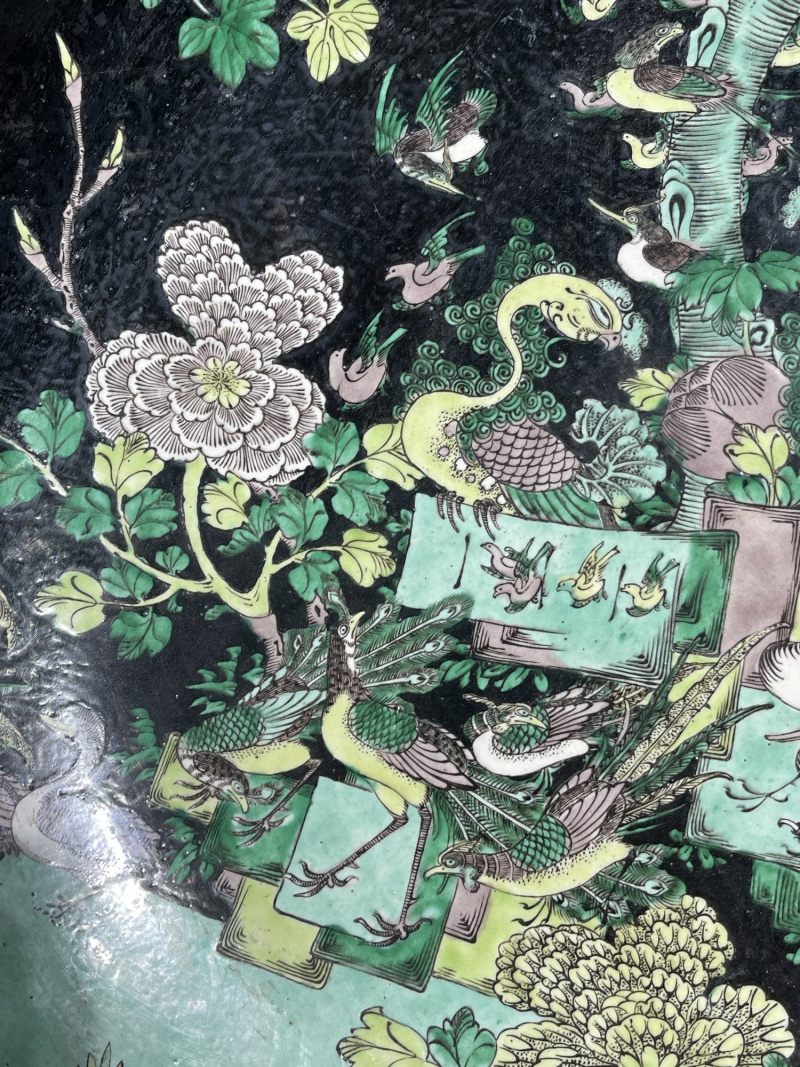 清中期 墨地素三彩五伦图大盘 - 图5