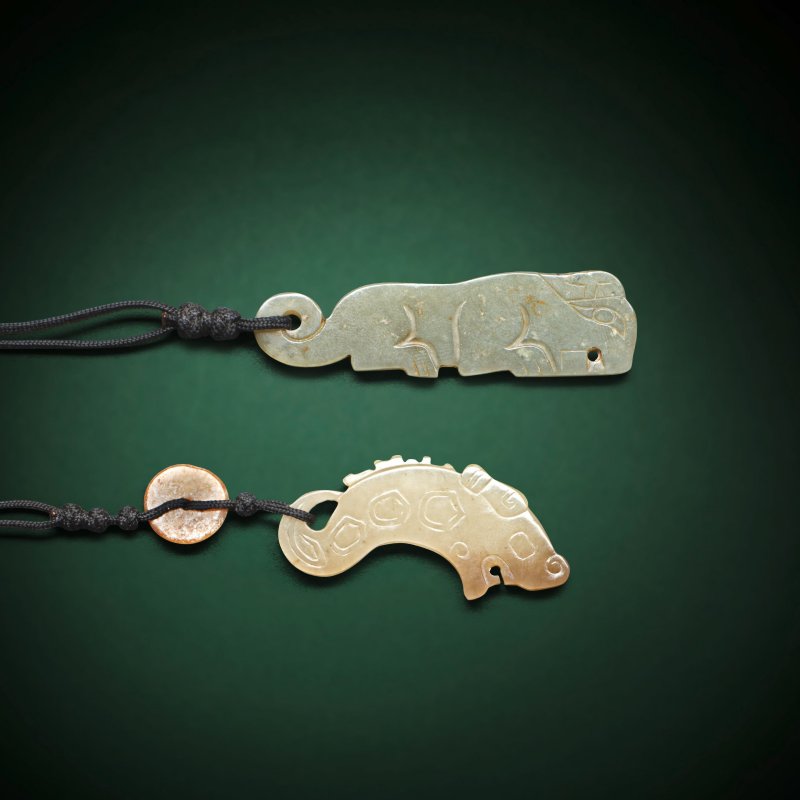 商晚期/周早期 玉虎形佩及龍形佩 一組兩件 | AN ARCHAIC JADE 'TIGER' PLAQUE; TOGETHER WITH AN ARCHAIC JADE 'DRAGON' PENDANT - 图1