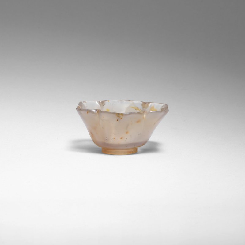 十八世紀 瑪瑙花式杯 | A SMALL AGATE LOBED CUP