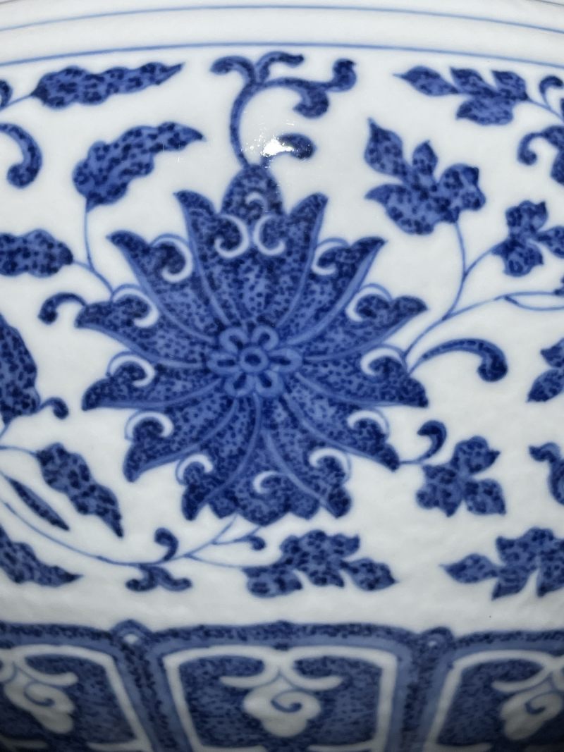 清同治 青花缠枝莲纹赏瓶 - 图8