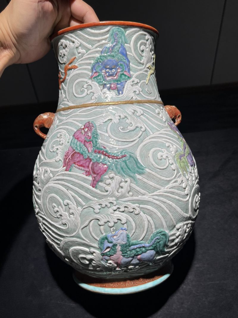 清中期 雕瓷粉彩描金海水狮子纹象耳尊 - 图5
