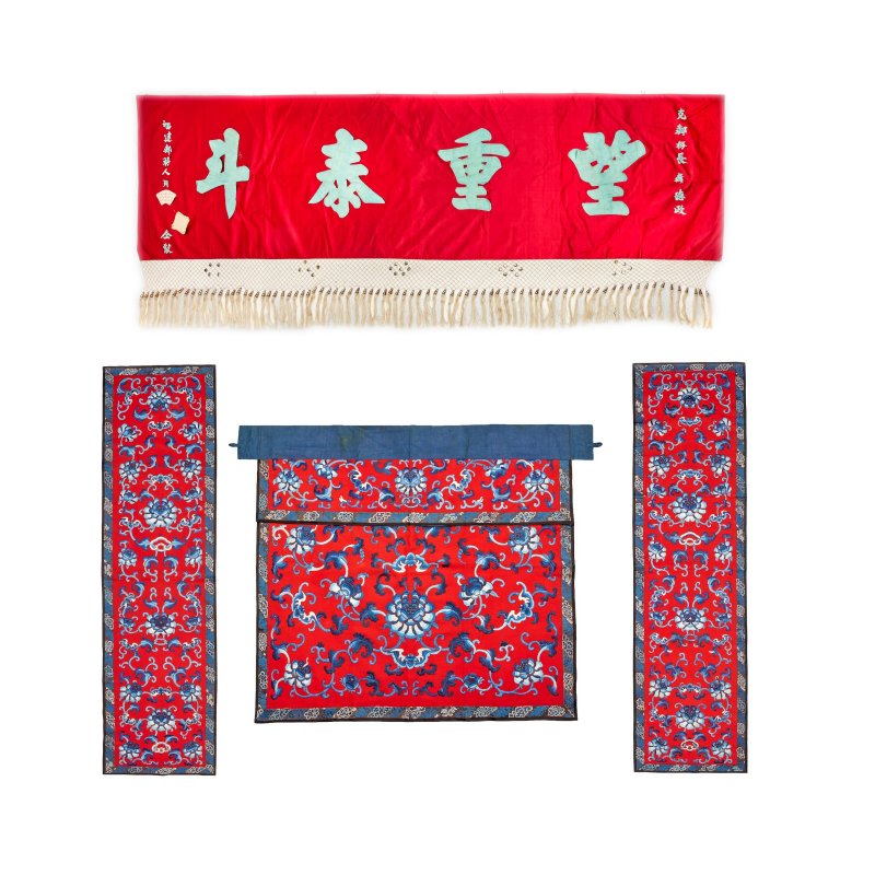 清晚期/民國 緞綉挂屏一組及桌帷一件 | A GROUP OF HANGINGS AND A TABLE FRONTAL - 图1
