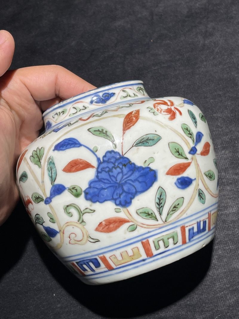 明嘉靖 青花五彩花卉纹罐 - 图5