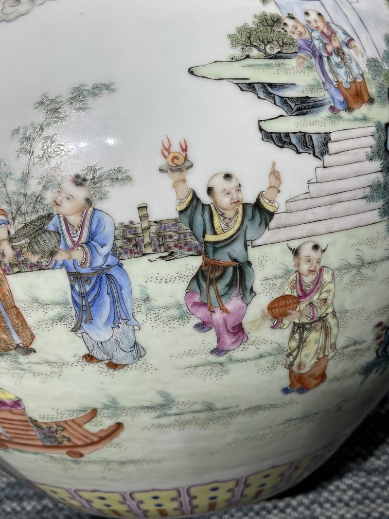 民国 粉彩婴戏纹大天球瓶 - 图7
