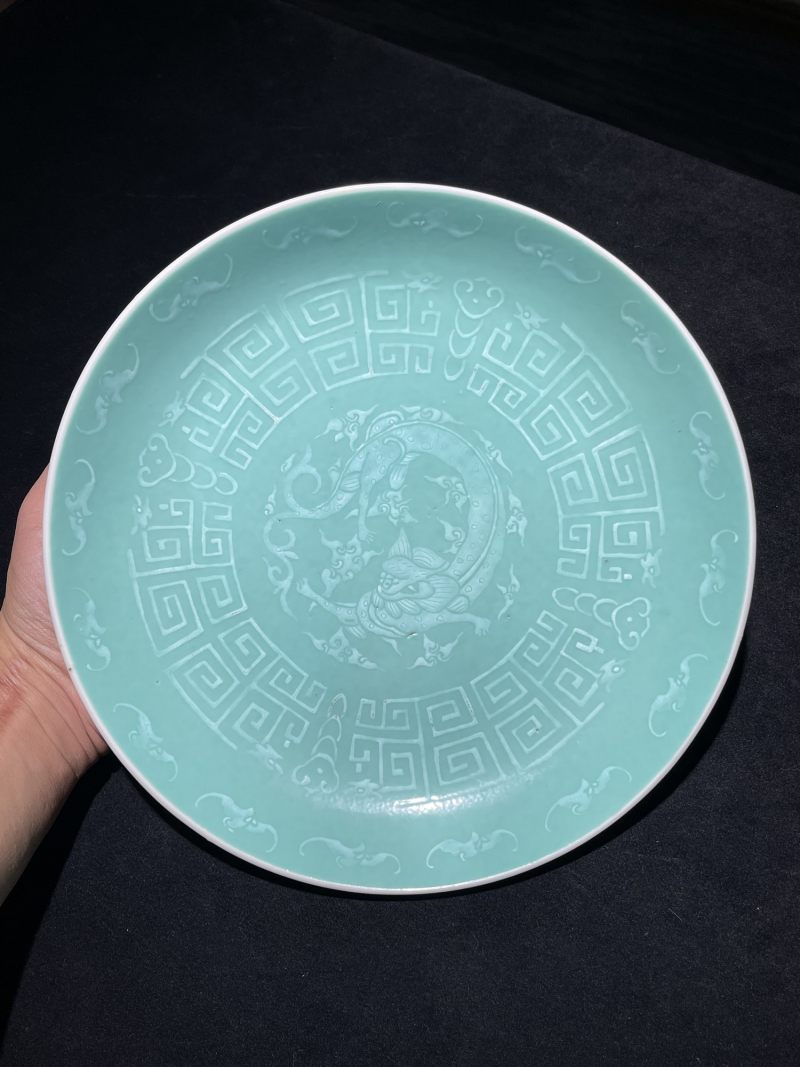清嘉庆 松石绿地堆白螭龙纹盘一对 - 图2