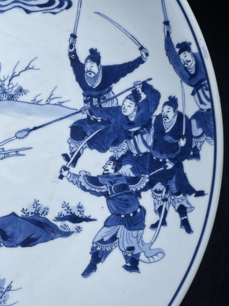 清康熙 青花马超夜袭曹营图大盘 - 图4