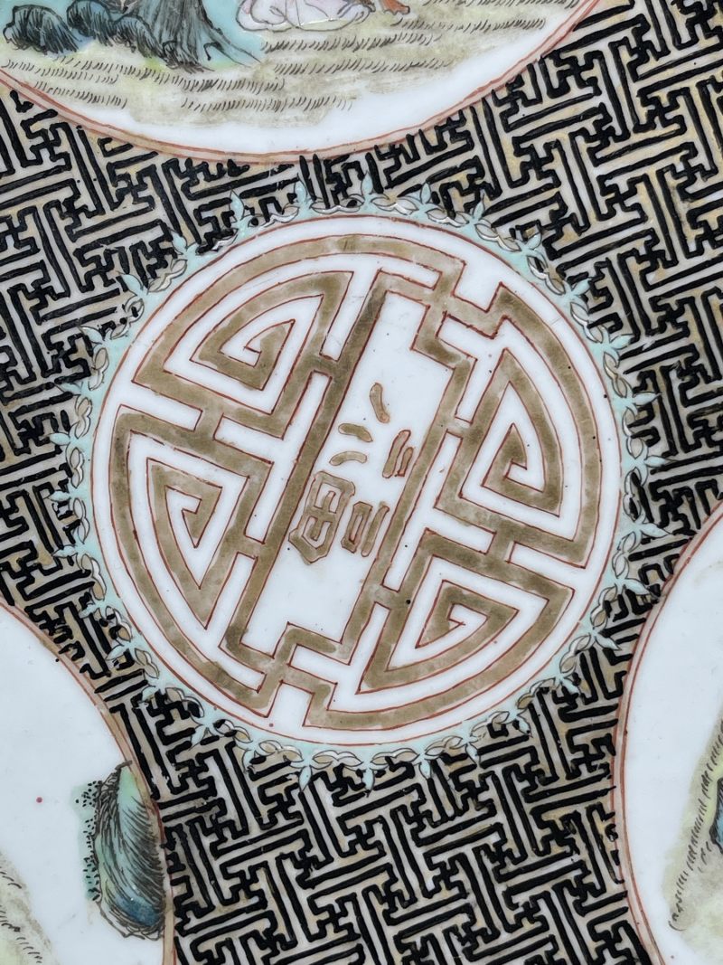 清晚期 粉彩万字锦地开光人物故事纹大盘 - 图4
