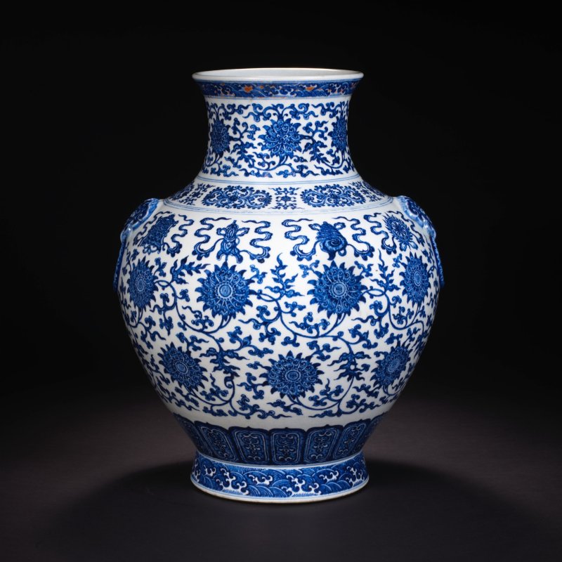 清乾隆 青花纏枝蓮八吉祥紋鋪首耳壺 | A VERY RARE LARGE IMPERIAL MING-STYLE BLUE AND WHITE 'BAJIXIANG' VASE, HU - 图19