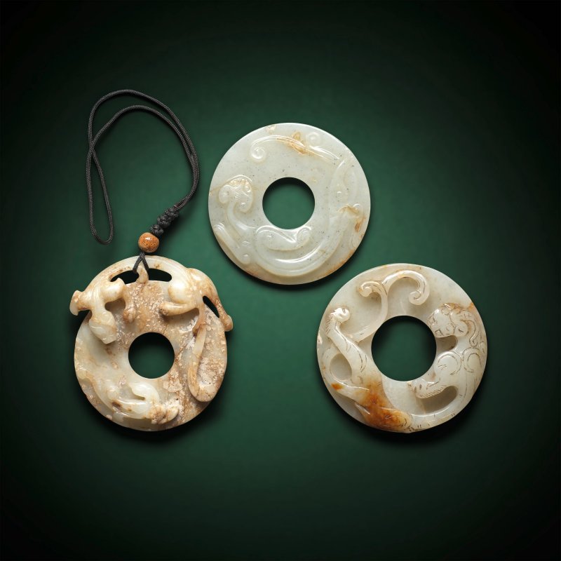 或明 仿古螭龍紋玉璧一組三件 | THREE ARCHAISTIC 'CHILONG' BI DISCS - 图1