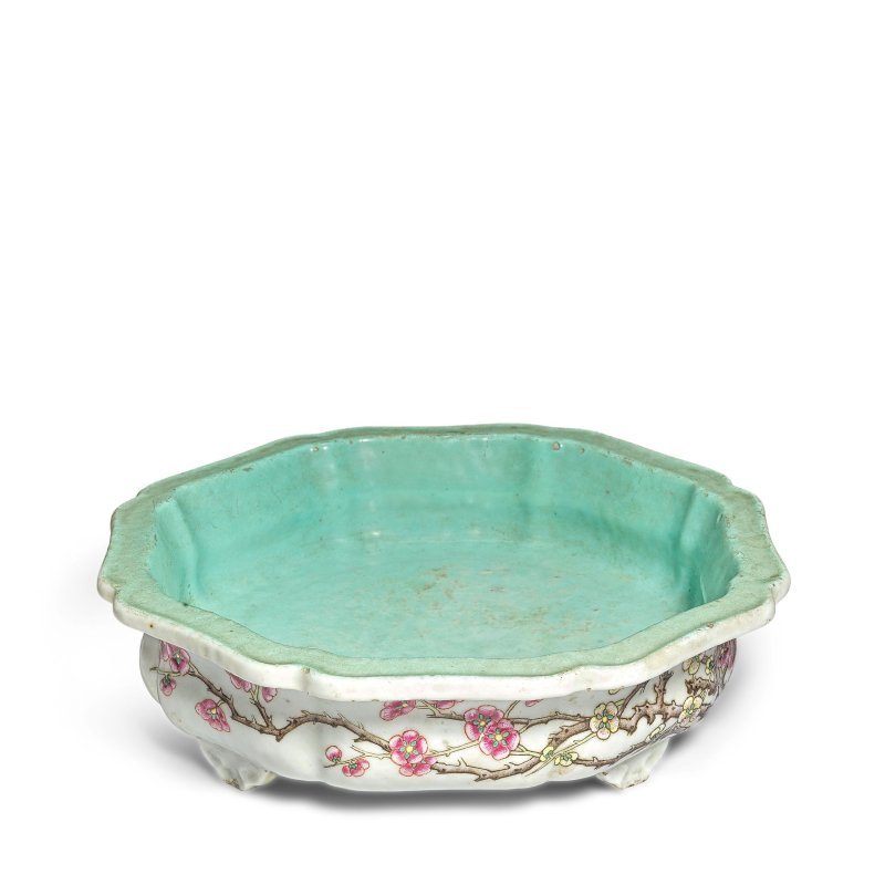 十九世紀 粉彩八邊形花口座 | A FAMILLE ROSE OCTAGONAL FLOWER-FORM PLANTER STAND - 图2