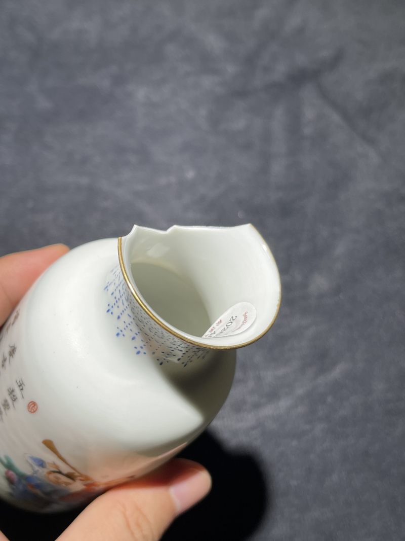 民国 粉彩婴戏纹小瓶 - 图9