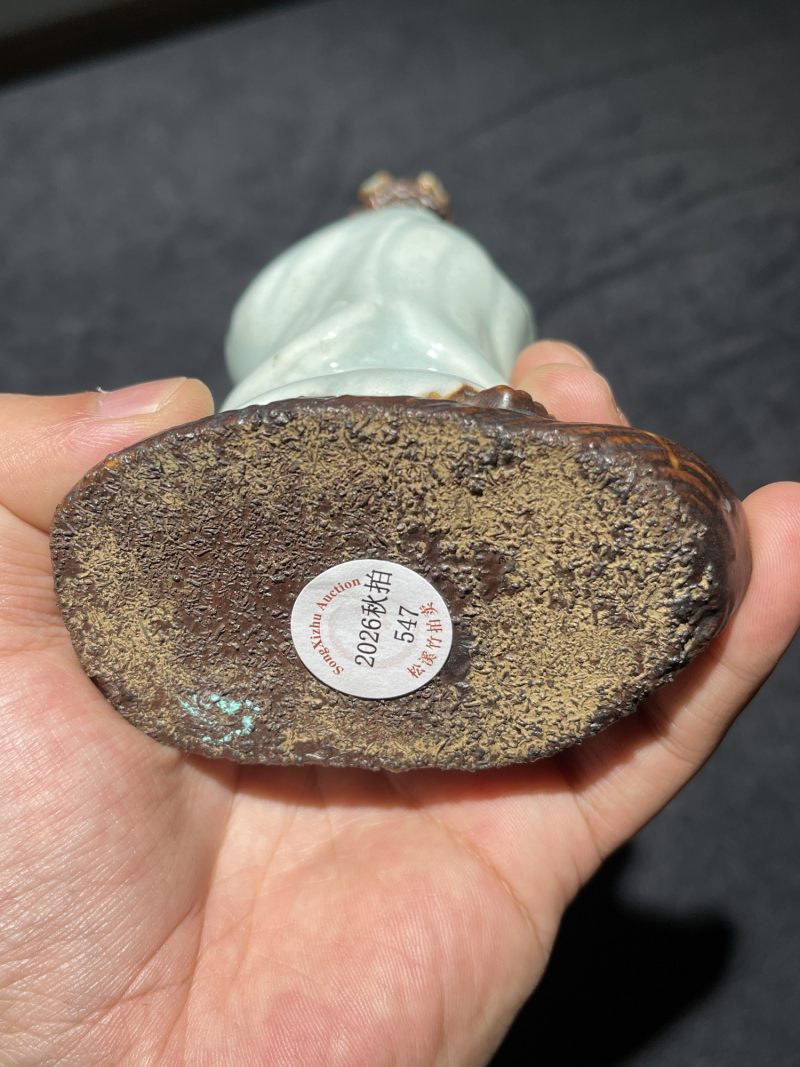 清乾隆 粉青釉达摩渡江瓷塑 - 图7