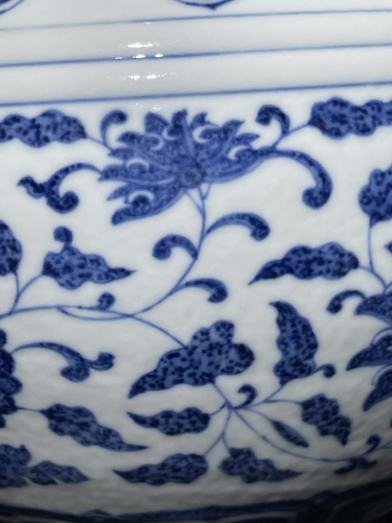 清同治 青花缠枝莲纹赏瓶 - 图9