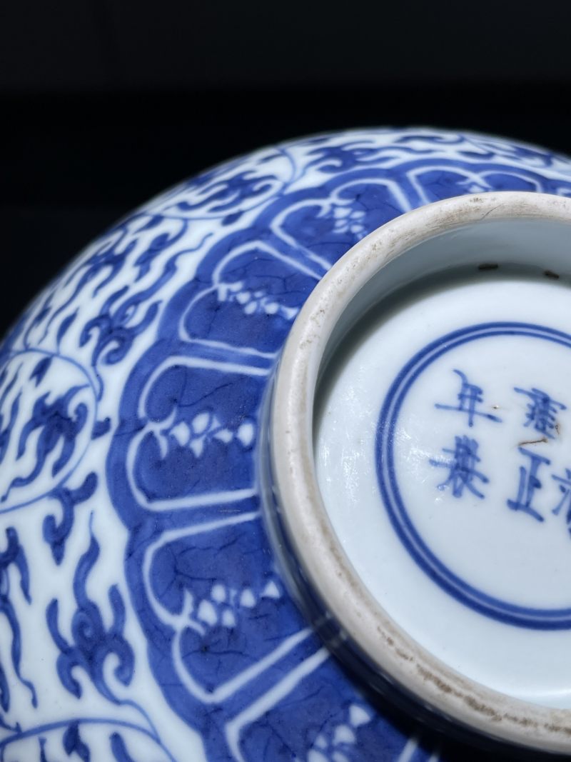 清雍正 青花莲托八宝纹大碗 - 图10