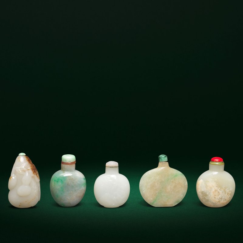 十八/十九世紀 翡翠及玉鼻烟壺 一組五件 | FIVE JADEITE AND JADE SNUFF BOTTLES - 图1