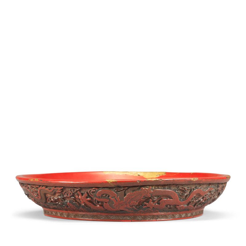 明嘉靖 剔彩龍紋盤 | A RARE CARVED THREE-COLOUR LACQUER 'DRAGON' DISH - 图3
