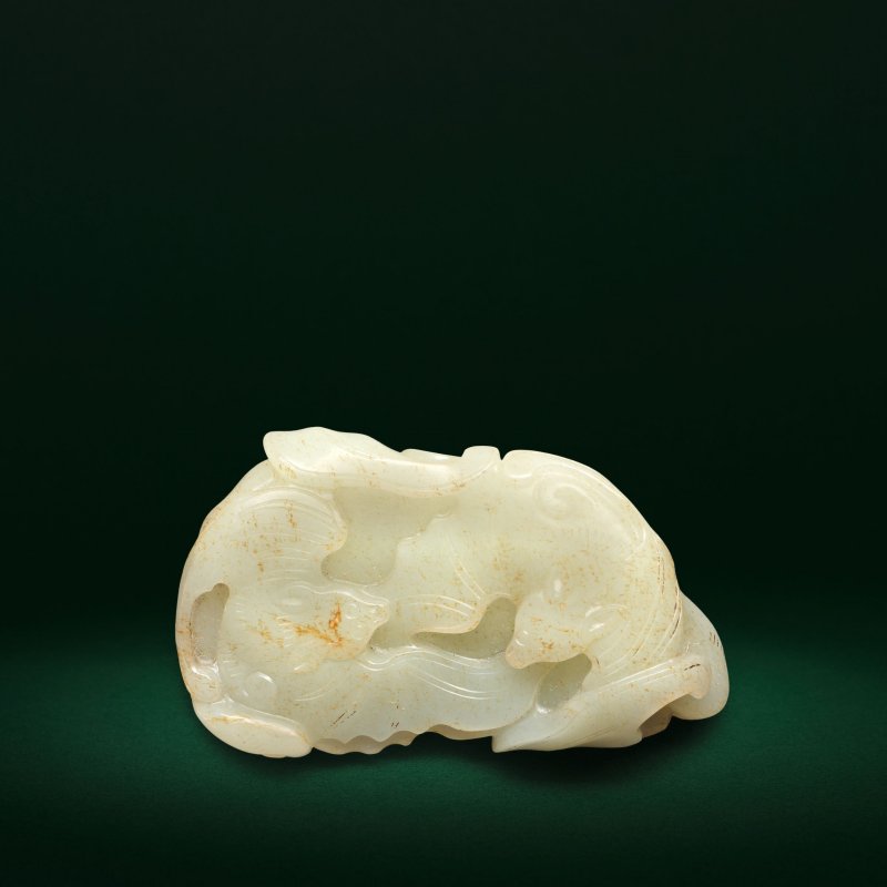 十八世紀 青玉雕五蝠紋紙鎮 | A PALE GREEN AND RUSSET JADE 'FIVE BATS' SCROLL-WEIGHT