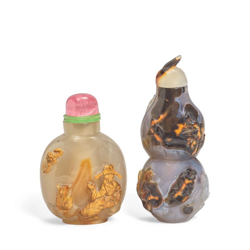 十九世紀 瑪瑙葫蘆鼻烟壺及瑪瑙人物園景鼻烟壺 | AN AGATE DOUBLE GOURD SNUFF BOTTLE AND AN AGATE FIGURAL SNUFF BOTTLE - 图1