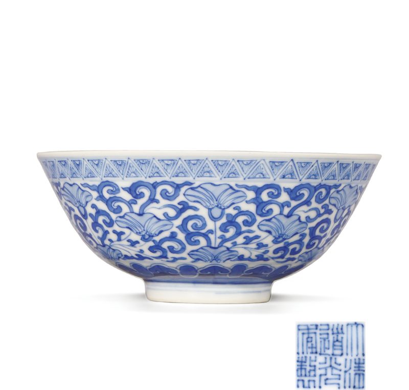 清道光 青花内如意纹外缠枝花卉纹碗