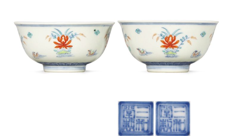 清中期 斗彩莲池鸳鸯纹杯一对