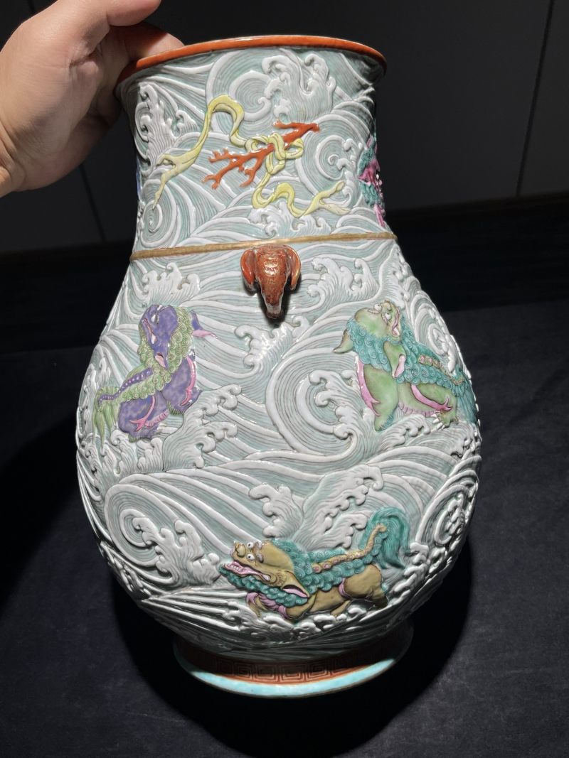 清中期 雕瓷粉彩描金海水狮子纹象耳尊 - 图6