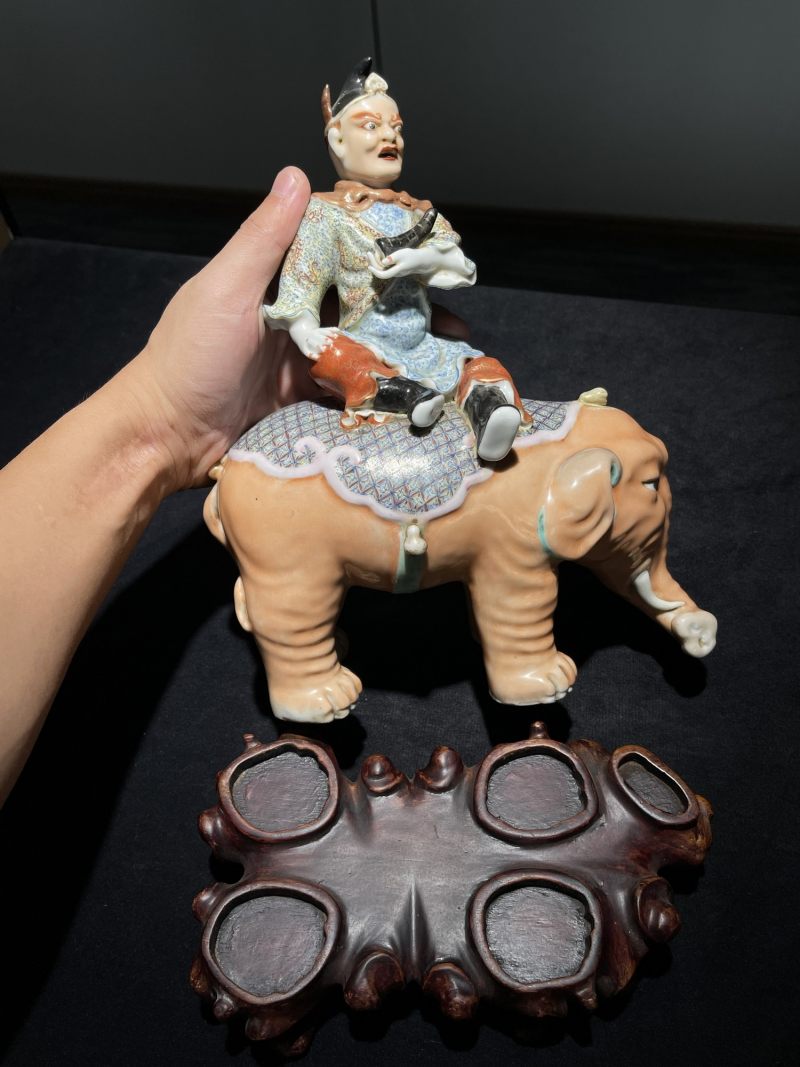 清中期 粉彩胡人献宝太平有象一对 - 图2