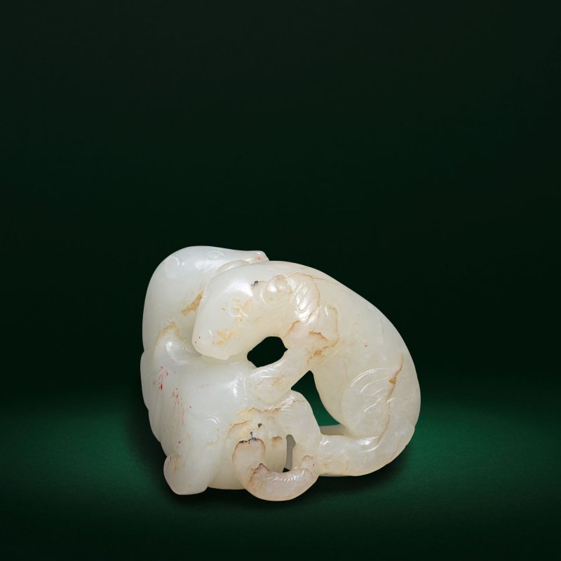 十八世紀 白玉雙獾把件 | A PALE GREEN JADE MYTHICAL BADGERS GROUP - 图3