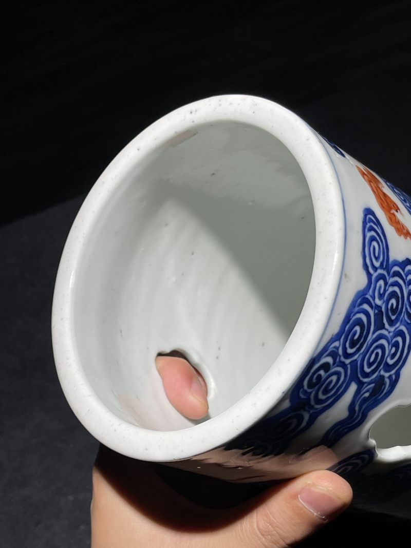 清宣统 青花矾红洪福齐天纹镂空帽筒一对 - 图17