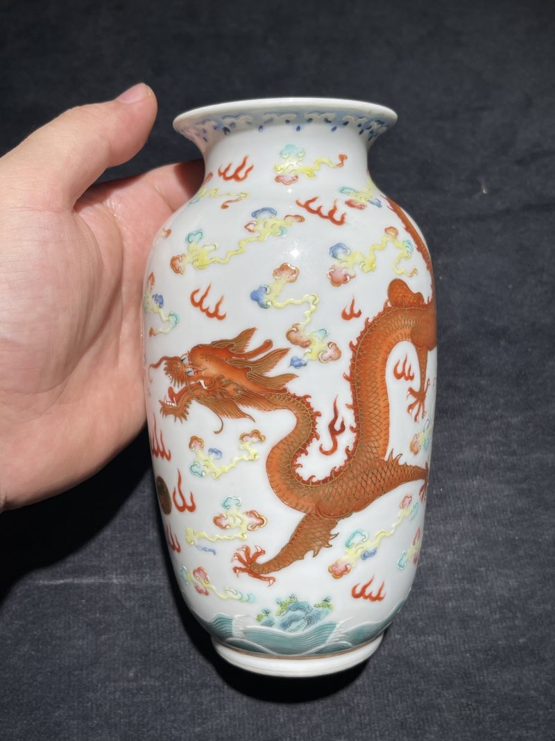 清光绪 粉彩二龙戏珠纹灯笼瓶 - 图2